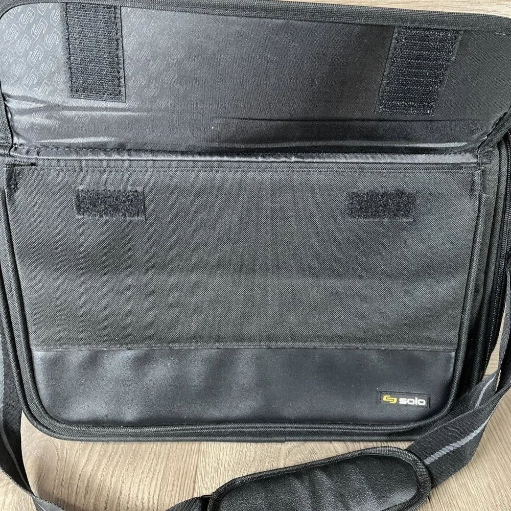 Solo Laptop Computer Bag Black Padded Multi Pocket 12x16x2 Handle or Shoulder - Picture 2 of 10